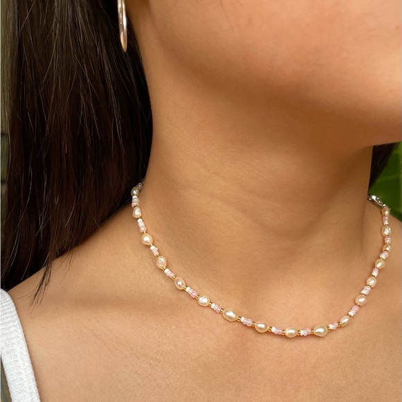Dainty pink pearly beaded necklace - Picture 1 of 3